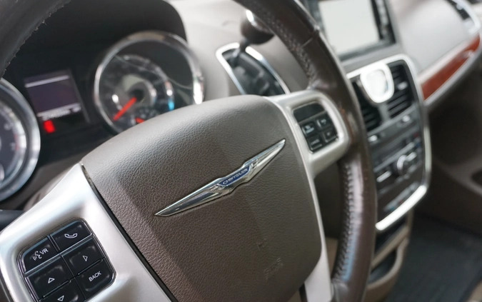 Chrysler Town &amp; Country cena 26990 przebieg: 247000, rok produkcji 2014 z Gdańsk małe 121